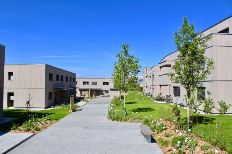 Der Innenhof mit viel Grün und Möglichkeiten zum Spielen & Verweilen