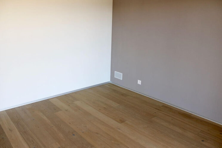 Beispiel Holzboden und farbige Wand, Alu-Fussleisten