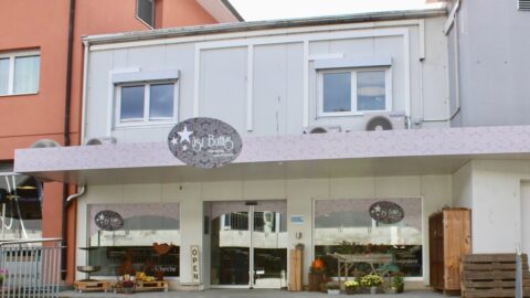 Das Ladenlokal von "Üsi Buttig" von aussen.