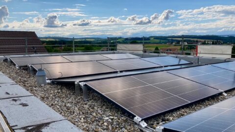 Auf dem Flachdach sorgt eine Photovoltaikanlage für Strom.