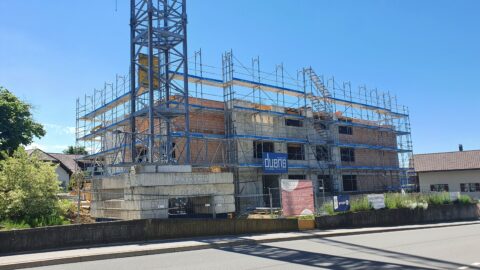 Das 2. Obergeschoss steht und wird mit der Decke geschlossen.