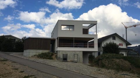 Die Fassade ist fertig, das Baugerüst weg.