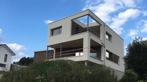 Die Fassade ist fertig, das Baugerüst weg.