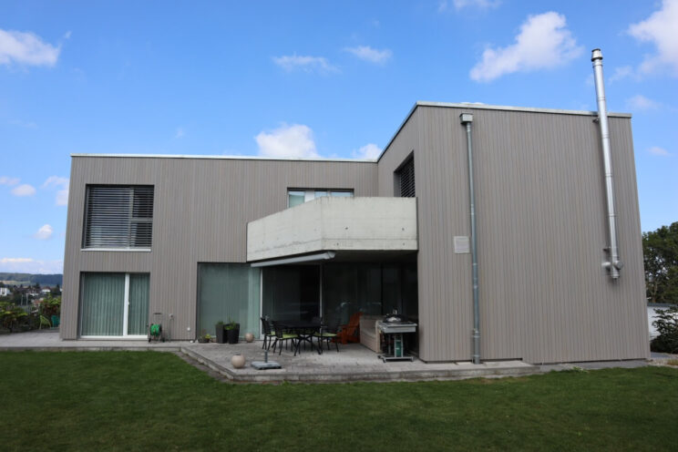 Die Fassade nach der Renovation mit Holz.