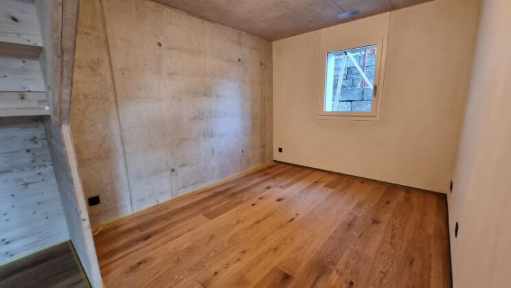 Beispiel Zimmer mit Holzboden und Sichtbeton