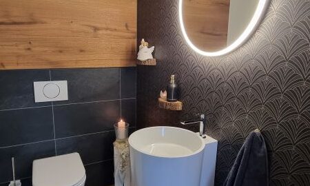 Tages WC mit attraktiver Tapete