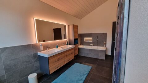 Badezimmer mit Badewanne