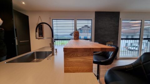 moderne Küche mit Barelement