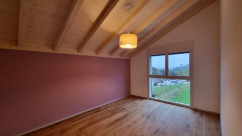Zimmer mit farbiger Wand