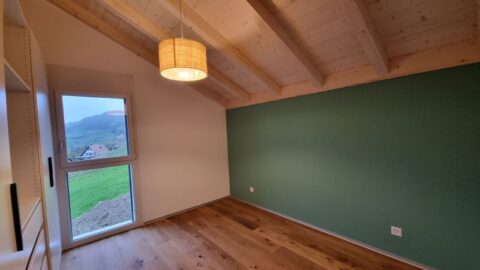 Zimmer mit farbiger Wand