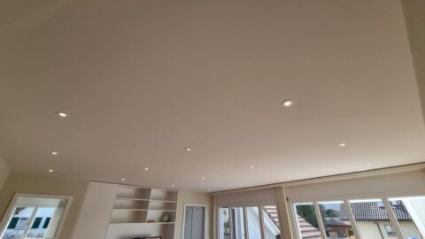 Decke mit eingebauten Spots