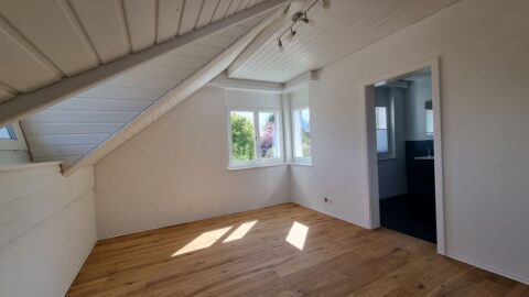 Eichenparkett und weisse Decke