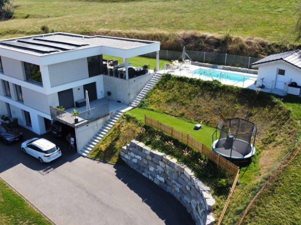 Haus und Pool von oben