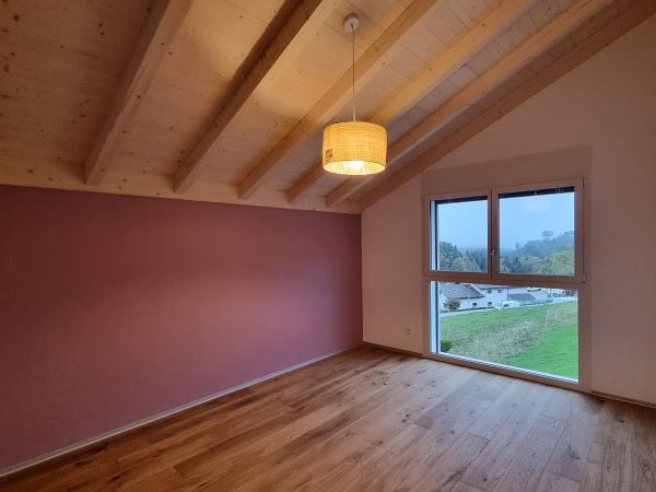 Zimmer mit farbiger Wand