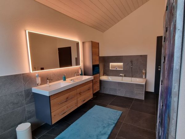 Badezimmer mit Badewanne